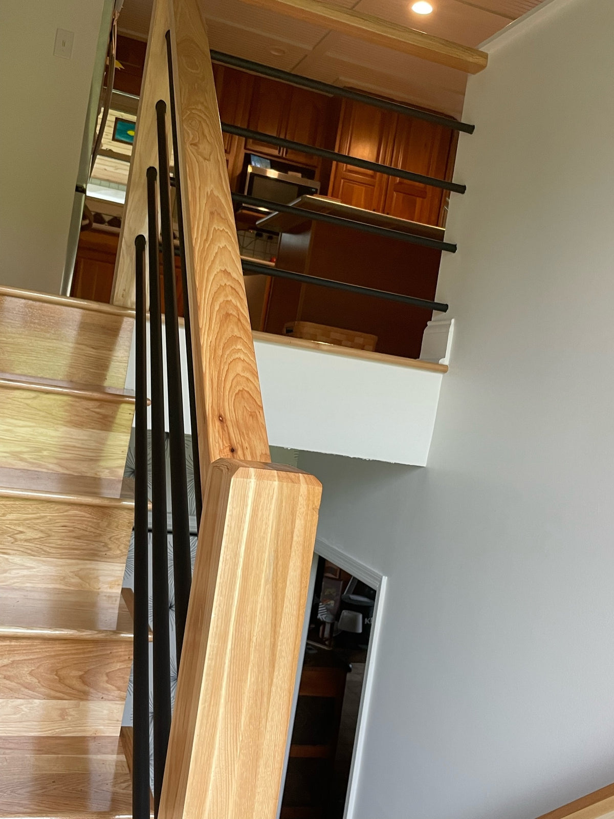 6002: Contemporary Small 2-13/16&quot;W x 1-5/8&quot;H Handrail (6002)