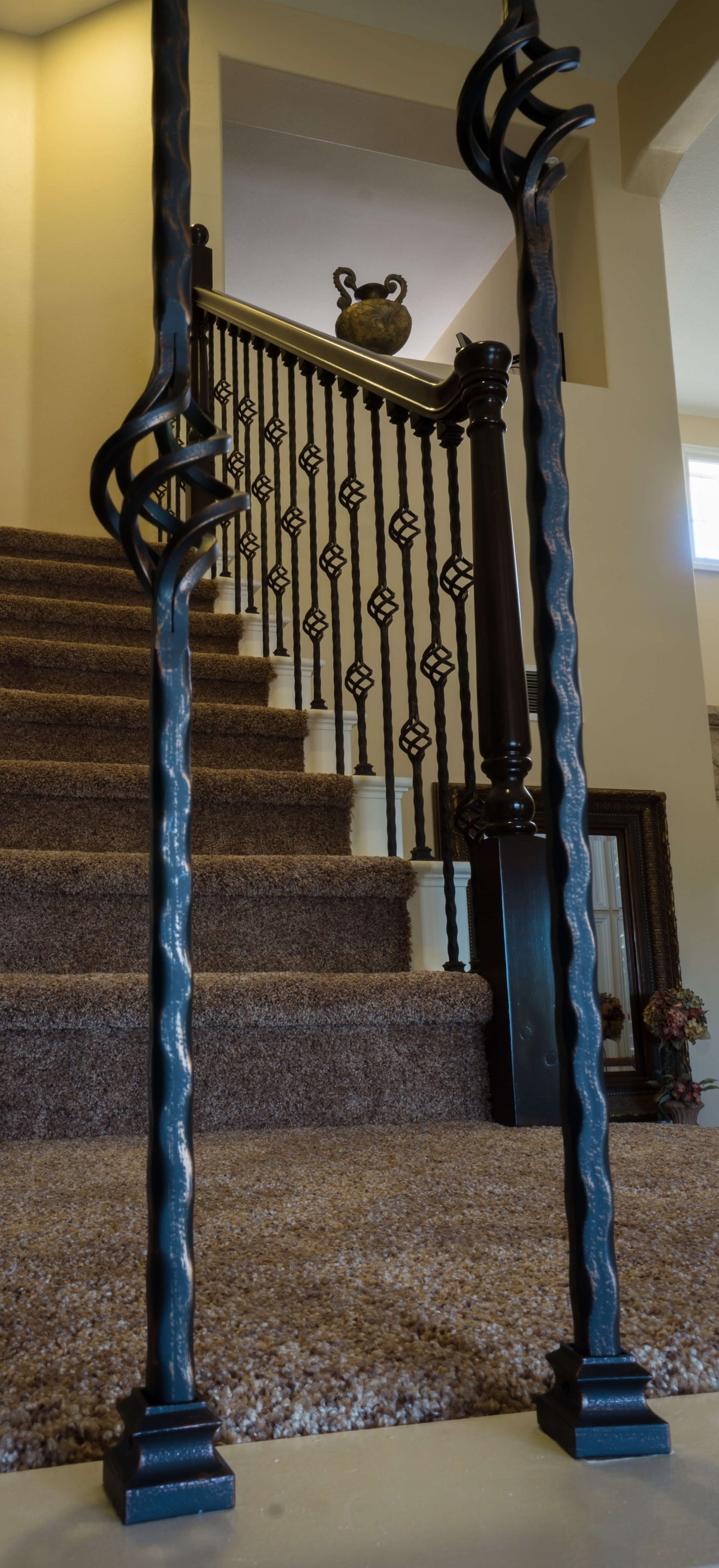 Hammered Edge Series 9/16&quot; Square x 44&quot;H Single Basket with Hammered Edge Hollow Iron Baluster (9027HE)