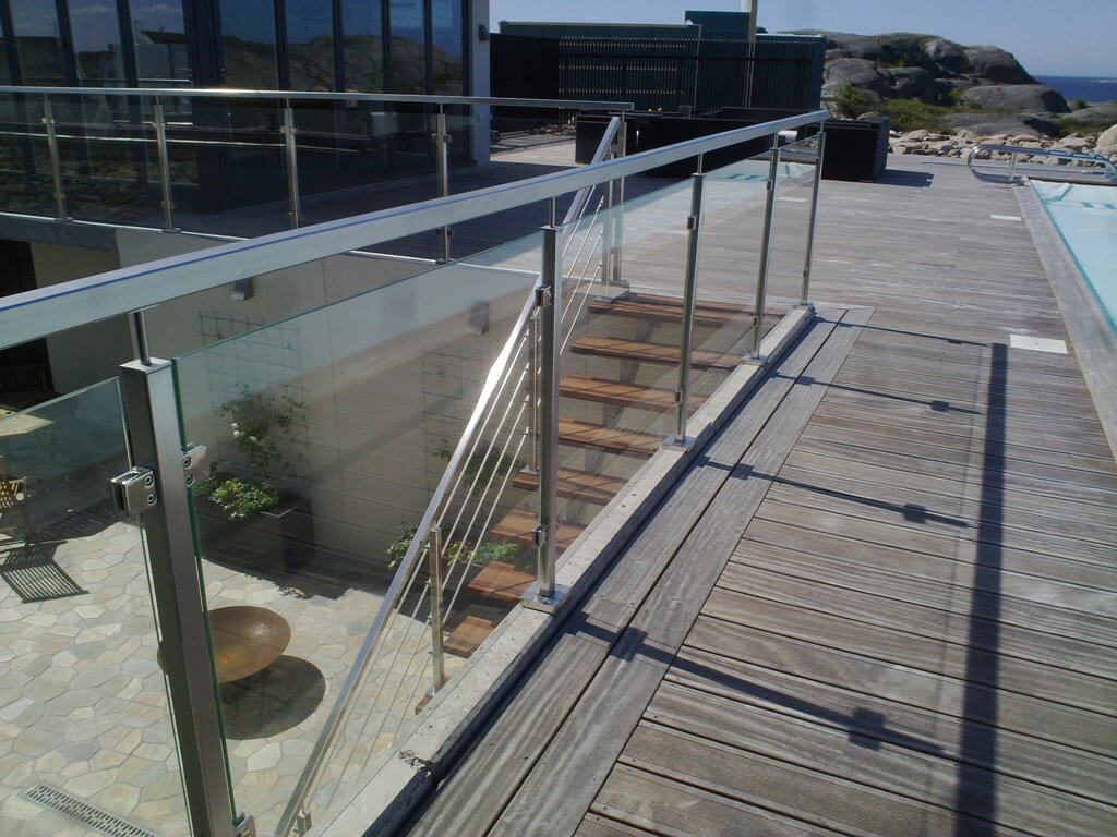 Stainless Steel 1-9/16" Square 90-Degree Corner Glass Clamp Newel Post (EQ64004P90)